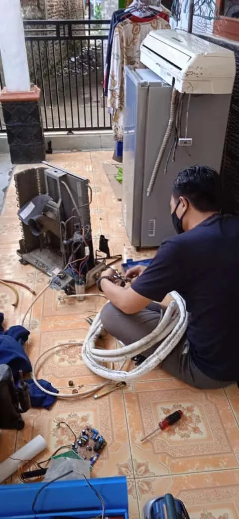 ABSICOOL melayani Jasa Service AC Cirebon, Cuci AC, Bongkar Pasang AC, perawatan AC rumah maupun usaha, juga Kulkas dan Mesin cuci.