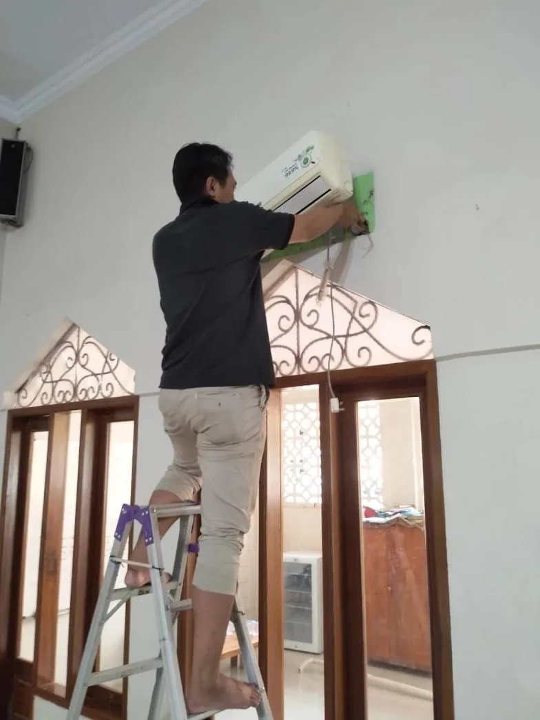 ABSICOOL melayani Jasa Service AC Cirebon, Cuci AC, Bongkar Pasang AC, perawatan AC rumah maupun usaha, juga Kulkas dan Mesin cuci. - gambar 4