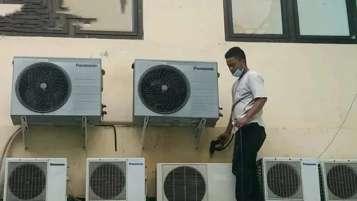Entis Service AC melayani Jasa Service AC Pekalongan untuk cuci AC, perbaikan AC tidak dingin, isi freon, bongkar pasang, dan perawatan AC rumah maupun kantor