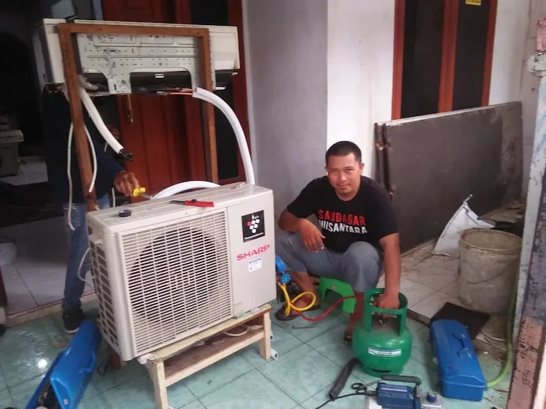 Jasa Service AC Serang Profesional CV. FLARINDO AIRCOND SARANA TEKNIK - melayani Jasa Service AC Serang, cuci AC, bongkar pasang AC, isi freon, instalasi, dan perbaikan AC rumah maupun kantor - gambar 6